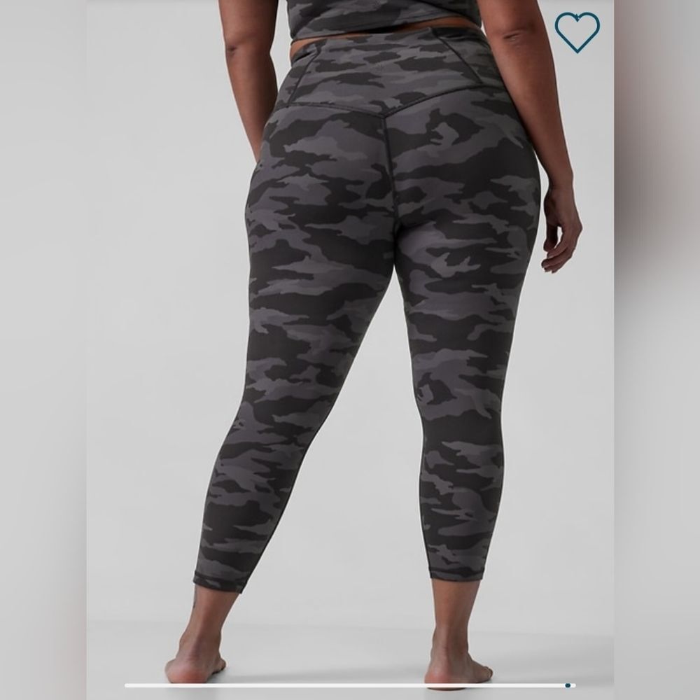 Athleta Ultra High Rise Elation 7/8 Tight Black Camo (SIZE 1X)